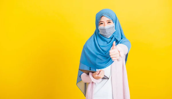 アジアのイスラム教徒アラブ 幸せな美しい若い女性の肖像イスラム教の宗教的な摩耗ベールヒジャーブと顔のマスク保護彼女は病気のコロナウイルスを隔離します — ストック写真