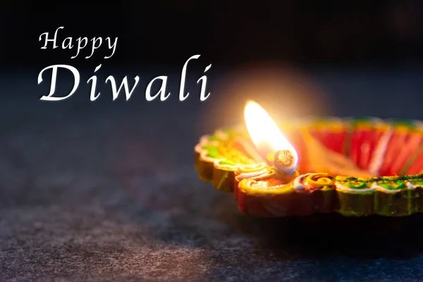 靠近粘土点燃的篝火已经在Diya或油灯 工作室拍摄的混凝土背景 装饰印度教Rangoli 快乐庆祝Deepavali或Diwali节的概念 — 图库照片
