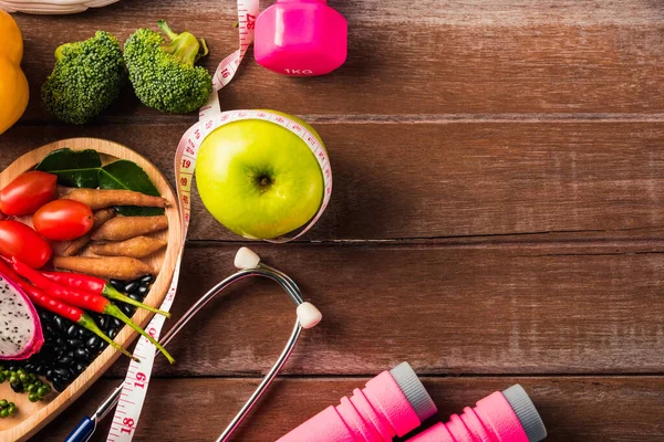 运动器材和医生听诊器中新鲜有机水果蔬菜的头像 木制体育馆桌子上的摄影棚镜头 健康饮食素食概念 世界食品日 — 图库照片