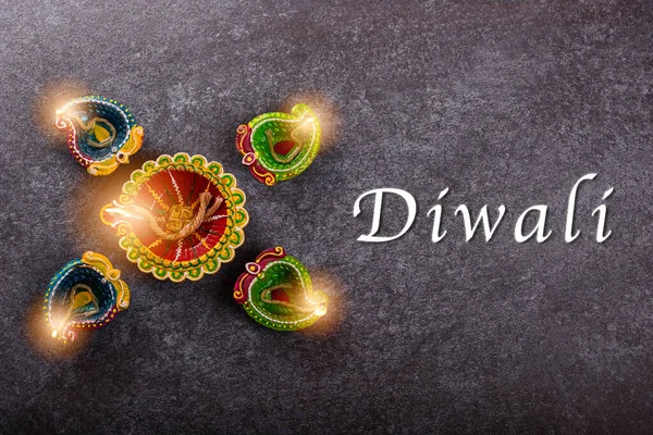 Üst tepedeki kil Diya 'da ya da petrol lambasında ateş yaktı, stüdyo çekimleri arka planda, Hinduizm Rangoli Dekorasyonu, Deepavali ya da Diwali Festivali' nde Mutlu Kutlamalar konsepti