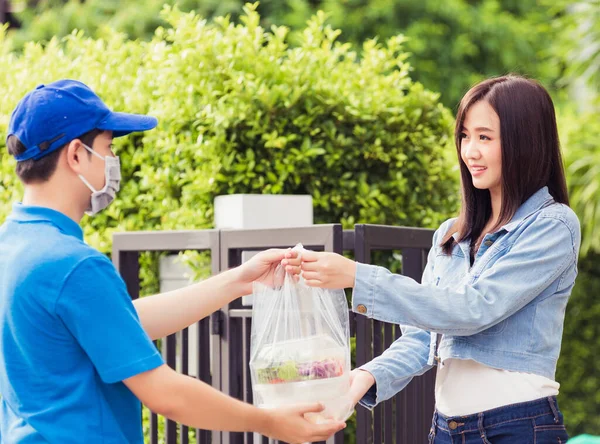 아시아의 배달원은 마스크를 착용하고 식료품 서비스를 만들며 전염병 코로나 바이러스가 — 스톡 사진