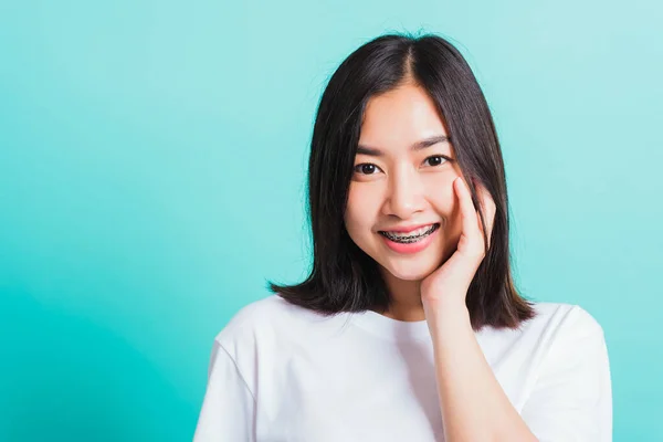 Retrato Adolescente Asiática Hermosa Sonrisa Mujer Tiene Frenos Dentales Los —  Fotos de Stock