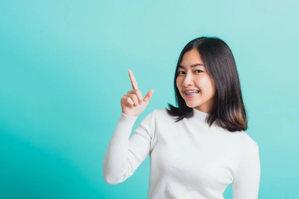 Retrato Ásia Teen Bela Jovem Mulher Sorriso Tem Aparelho Dentário — Fotografia de Stock