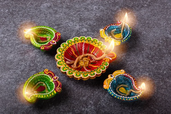 天井の粘土はすでにディヤやオイルランプに火を灯し 具体的な背景で撮影されたスタジオ ヒンズー教のランゴリーの装飾 幸せなお祝いDeepavaliまたはDiwali祭りのコンセプト — ストック写真