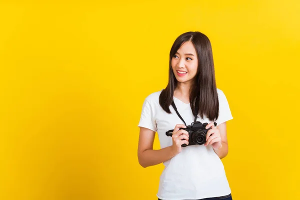 Retrato Hermosa Joven Fotógrafa Asiática Feliz Sosteniendo Cámara Fotos Digital —  Fotos de Stock