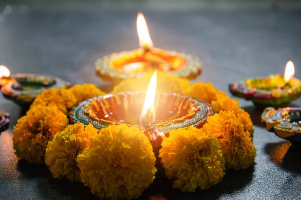 粘土を閉じると すでに花とディヤやオイルランプに火が灯され 具体的な背景で撮影されたスタジオ ヒンズー教のランゴリーの装飾 ハッピーお祝いDeepavaliまたはDiwaliインドの祭りのコンセプト — ストック写真