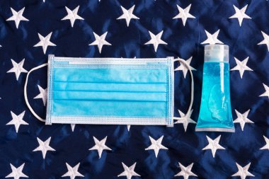 Mavi Amerika yıldızının arka planı, stüdyo çekimi, sağlık sigortası, Coronavirus veya Covid-19 'u engellemek için tıbbi koruyucu tek kullanımlık yüz maskesi.