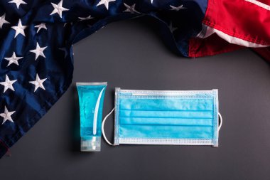 Ağız ve Amerikan bayrağı için tıbbi koruyucu tek kullanımlık yüz maskesi, gri arka planda stüdyo çekimi, güvenlik sağlık hizmetleri tıbbi önleme Coronavirus veya Covid-19