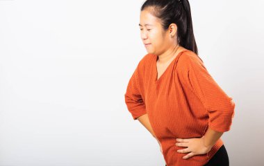 Hastalandığı Asyalı kadının karın ağrısı var. Karın ağrısı, karın ağrısı, karın ağrısı, şişkinlik ya da kronik mide iltihabı, beyaz arka planda izole edilmiş stüdyo çekimi.