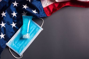 Ağız ve Amerikan bayrağı için tıbbi koruyucu tek kullanımlık yüz maskesi, gri arka planda stüdyo çekimi, güvenlik sağlık hizmetleri tıbbi önleme Coronavirus veya Covid-19