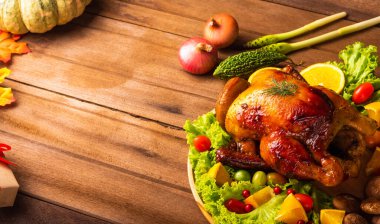Şükran Günü kızarmış hindi, tavuk ve sebze, Noel yemeği ziyafeti geleneksel ev yapımı ahşap masa arkası, bayram konseptinin mutlu Şükran Günü konsepti.