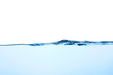 Hava kabarcıklı açık mavi su dalgası ve biraz da su altı, beyaz arka planda izole edilmiş stüdyo çekimi. Sıvının soyut temiz yüzeyi