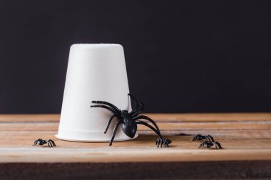 Komik Cadılar Bayramı dekorasyon partisi, plastik taklacı hayalet, siyah arka planda kapalı stüdyo çekimi, mutlu bayram konsepti.