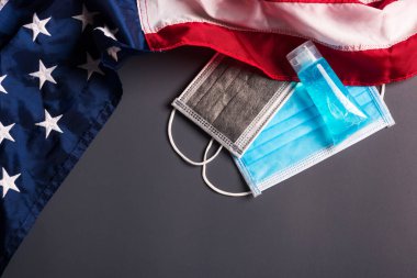 Ağız ve Amerikan bayrağı için tıbbi koruyucu tek kullanımlık yüz maskesi, gri arka planda stüdyo çekimi, güvenlik sağlık hizmetleri tıbbi önleme Coronavirus veya Covid-19