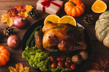 Şükran Günü hindisi ya da tavuk ve sebze kızartması, Noel yemeği ziyafeti geleneksel ev yapımı ahşap masa arkası, Şükran Günü konseptinin mutlu Şükran Günü konsepti.