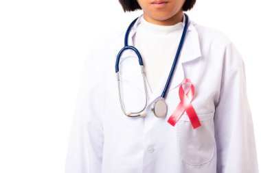 Üniformalı kadın tıp doktorları HIV AIDS farkındalığını destekliyor. Stüdyoda göğüste kırmızı kurdele var. Beyaz arka plan, sağlık ve tıp üzerinde izole edilmiş.