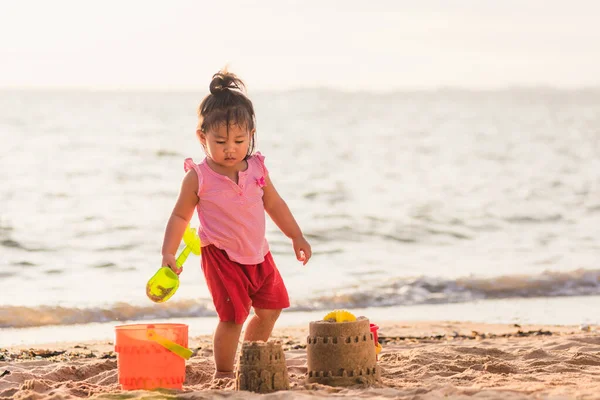 Feliz Diversión Niño Asiático Linda Niña Jugando Arena Con Herramientas — Foto de Stock