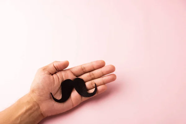 Homem Usa Mão Segurando Bigode Preto Estúdio Isolado Fundo Branco — Fotografia de Stock