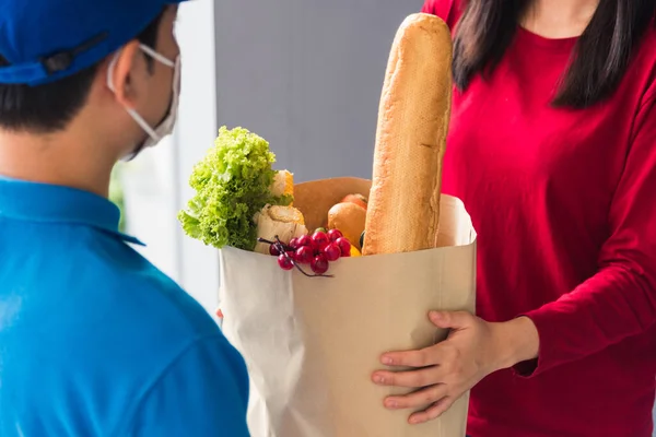 Asiatisk Ung Förlossningsman Uniform Bära Skyddande Ansiktsmask Han Gör Matvaror — Stockfoto