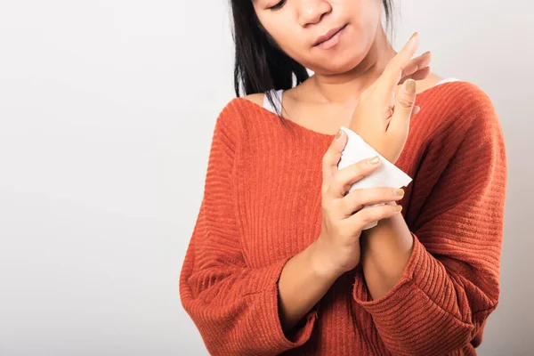 Cerca Mano Mujer Asiática Que Utiliza Papel Tejido Húmedo Limpiar — Foto de Stock