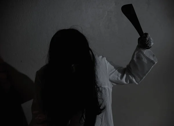 Φρίκη Γυναίκα Φάντασμα Ανατριχιαστικό Κρατώντας Μαχαίρι Για Σκοτώσει Απόκριες Έννοια — Φωτογραφία Αρχείου