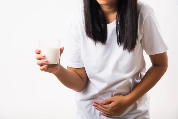 Närbild Ung Kvinna Intolerant Användning Hand Hålla Glas Mjölk Hon — Stockfoto