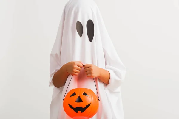 Забавный Хэллоуин Детская Концепция Маленький Милый Ребенок Белом Костюме Хэллоуин — стоковое фото