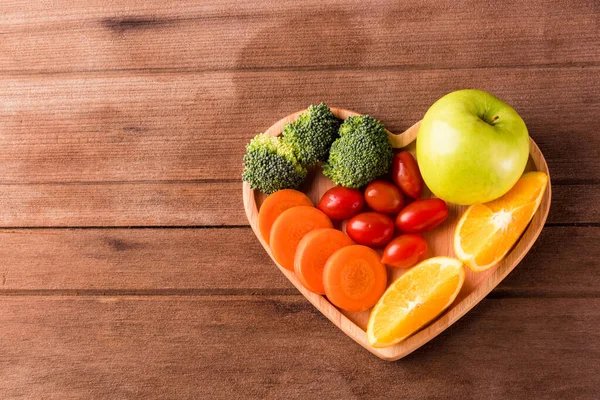 心板木 胡萝卜 西红柿 西兰花 中新鲜的有机水果和蔬菜在木制桌子上的俯瞰 健康的生活方式饮食食物简洁 — 图库照片