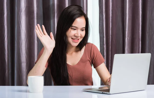 집에서 일하는 즐거운 아시아인 사업을 아름다운 여성이 시간에 컴퓨터 기술로 — 스톡 사진
