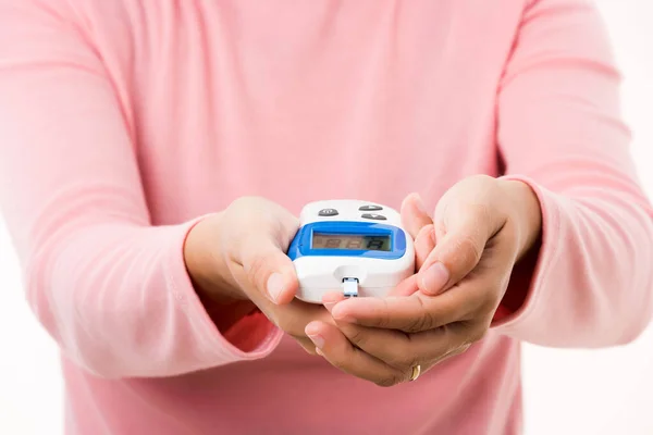 อใกล ดระด บการทดสอบกล โคส ตรวจสอบบนน วโดย Glucometer เธอตรวจสอบและควบค าตาลในเล อดส — ภาพถ่ายสต็อก