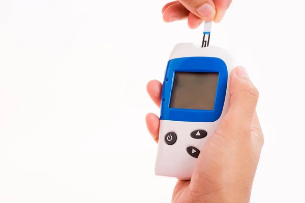 포도당 수치를 측정하는 여자는 미터를 이용하여 손가락을 관찰하고 당뇨병과 지방성 — 스톡 사진