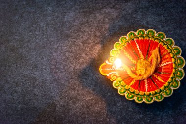 Üst tepedeki kil Diya 'da ya da petrol lambasında ateş yaktı, stüdyo çekimleri arka planda, Hinduizm Rangoli Dekorasyonu, Deepavali ya da Diwali Festivali' nde Mutlu Kutlamalar konsepti