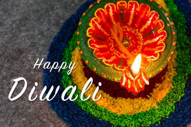 Çamuru kapat Diya 'da ateş yak ya da beton zeminde gaz lambası yak, Hinduizm Rangoli Dekorasyonu, Mutlu Kutlamalar Deepavali, ya da Diwali Hint festivali konsepti