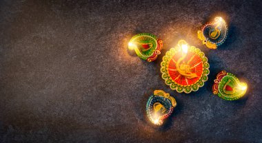 Üst tepedeki kil Diya 'da ya da petrol lambasında ateş yaktı, stüdyo çekimleri arka planda, Hinduizm Rangoli Dekorasyonu, Deepavali ya da Diwali Festivali' nde Mutlu Kutlamalar konsepti