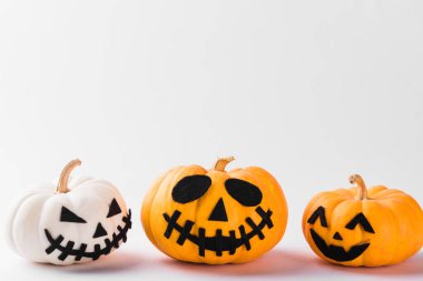 Komik Cadılar Bayramı partisi konsepti hayalet balkabağı kafası korkunç fener tebessümü, stüdyo çekimi beyaz arka planda izole edilmiş tatil dekorasyonu.