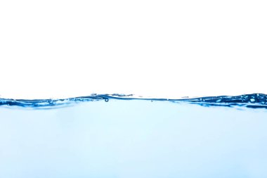 Hava kabarcıklı açık mavi su dalgası ve biraz da su altı, beyaz arka planda izole edilmiş stüdyo çekimi. Sıvının soyut temiz yüzeyi