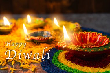 Çamuru kapat Diya 'ya ateş yak ya da arka planda çiçek olan gaz lambası, Hinduizm Rangoli Dekorasyonu, Mutlu bayramlar Deepavali, ya da Diwali Hint festivali konsepti