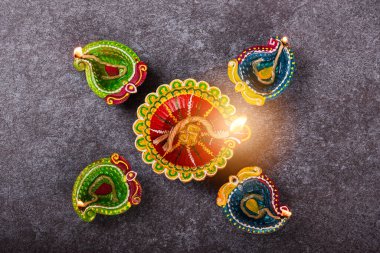Üst tepedeki kil Diya 'da ya da petrol lambasında ateş yaktı, stüdyo çekimleri arka planda, Hinduizm Rangoli Dekorasyonu, Deepavali ya da Diwali Festivali' nde Mutlu Kutlamalar konsepti