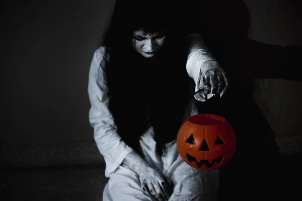 Mujer Fantasma Horror Tener Mano Sosteniendo Calabaza Concepto Halloween —  Fotos de Stock