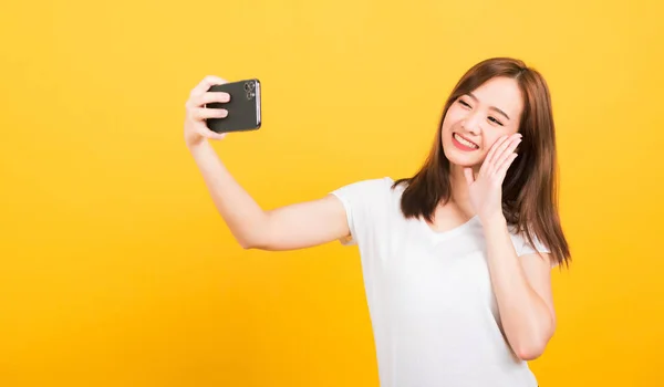 아시아인 사진아름다운 귀여운 소녀가 웃으며 사진을 있습니다 스마트폰으로 전화를 안녕하 — 스톡 사진