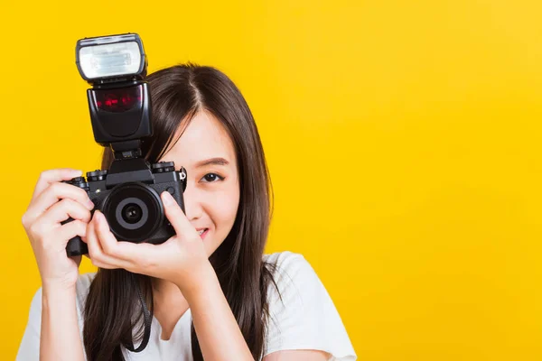 Portret Van Gelukkige Aziatische Mooie Jonge Vrouw Fotograaf Glimlach Nemen — Stockfoto