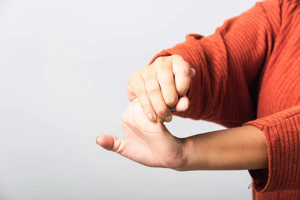 Close Mão Mulher Asiática Ela Segurando Sua Dor Aguda Pulso — Fotografia de Stock