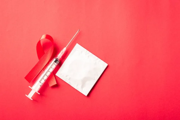 Fiocco Rosso Simbolo Hiv Aids Cancro Consapevolezza Preservativo Siringa Con — Foto Stock