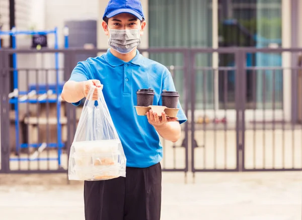 Ásia Jovem Entrega Homem Azul Uniforme Vestindo Máscara Facial Fazendo — Fotografia de Stock