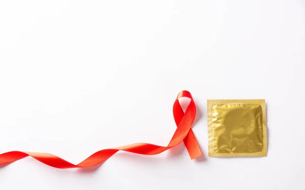 Röd Rosett Band Symbol Hiv Aids Cancer Medvetenhet Och Kondom — Stockfoto