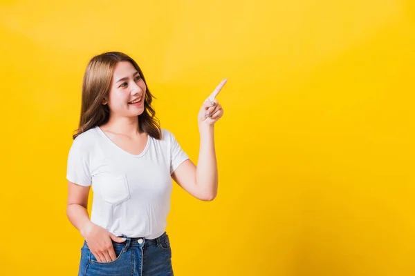 Asiática Tailandesa Feliz Retrato Hermosa Linda Joven Pie Llevar Camiseta — Foto de Stock