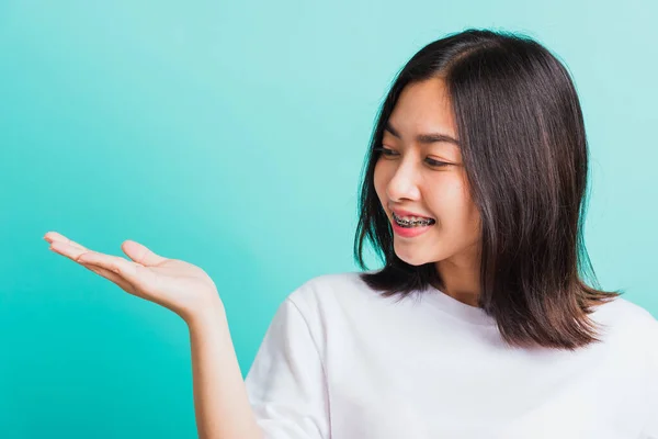 Retrato Adolescente Asiática Hermosa Sonrisa Mujer Tiene Frenos Dentales Los — Foto de Stock