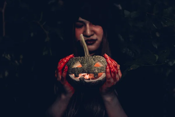 Retrato Mujer Fantasma Horror Tiene Calabaza Mano Bosque Concepto Día —  Fotos de Stock