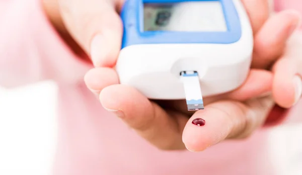 Szoros Kéz Méri Glükóz Teszt Szint Ellenőrzés Vérrel Ujján Által — Stock Fotó