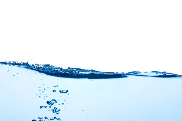 空気の泡と少し水中に飛び散った光青い水の波は スタジオの白い背景に隔離されたショット 液体上の抽象的なきれいな表面 — ストック写真